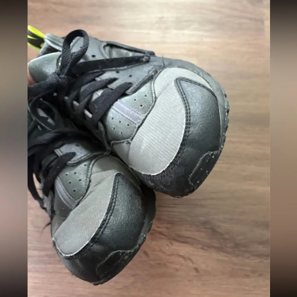 NIKE Black/Gray Huarache sneakers kids size 7y